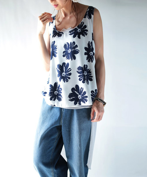 antiqua（アンティカ）の「花柄デザインノースリーブ（タンクトップ・レディース・ネイビー・FREE）」の2枚目の写真