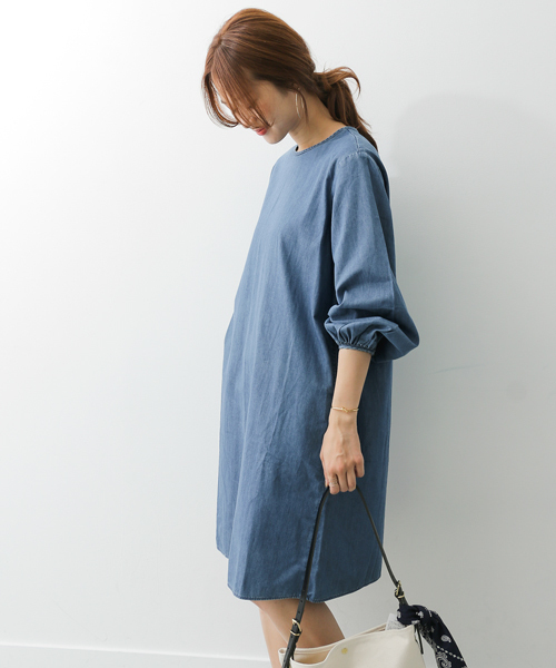 URBAN RESEARCH DOORS（アーバンリサーチドアーズ）の「ライトデニムギャザースリーブワンピース（ワンピース・レディース・ライトインディゴブルー/インディゴブルー・ONE）」の4枚目の写真