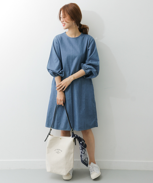 URBAN RESEARCH DOORS（アーバンリサーチドアーズ）の「ライトデニムギャザースリーブワンピース（ワンピース・レディース・ライトインディゴブルー/インディゴブルー・ONE）」の5枚目の写真