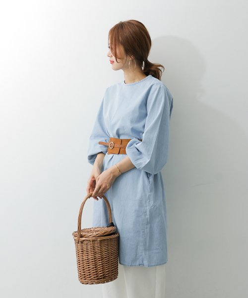 URBAN RESEARCH DOORS（アーバンリサーチドアーズ）の「ライトデニムギャザースリーブワンピース（ワンピース・レディース・ライトインディゴブルー/インディゴブルー・ONE）」の6枚目の写真