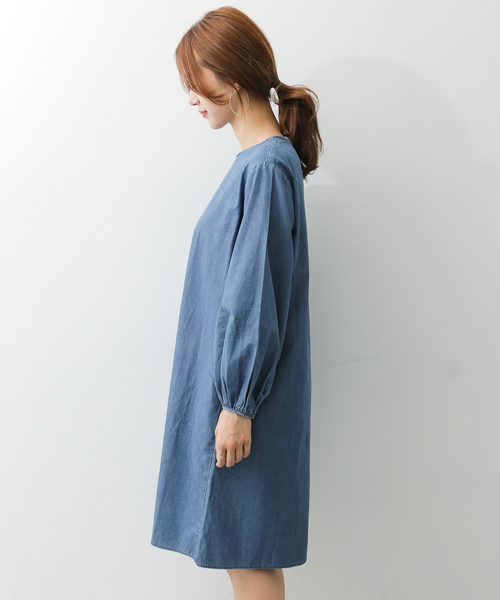 URBAN RESEARCH DOORS（アーバンリサーチドアーズ）の「ライトデニムギャザースリーブワンピース（ワンピース・レディース・ライトインディゴブルー/インディゴブルー・ONE）」の10枚目の写真