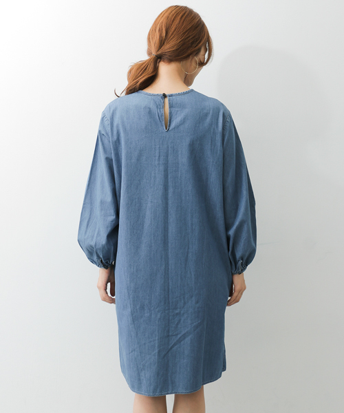 URBAN RESEARCH DOORS（アーバンリサーチドアーズ）の「ライトデニムギャザースリーブワンピース（ワンピース・レディース・ライトインディゴブルー/インディゴブルー・ONE）」の11枚目の写真