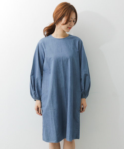URBAN RESEARCH DOORS（アーバンリサーチドアーズ）の「ライトデニムギャザースリーブワンピース（ワンピース・レディース・ライトインディゴブルー/インディゴブルー・ONE）」の9枚目の写真