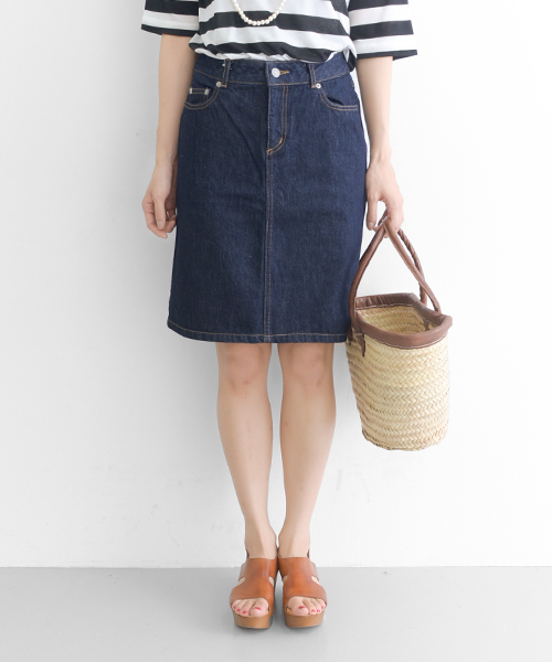 URBAN RESEARCH DOORS WOMENS(アーバンリサーチ ドアーズ ウィメンズ)の「DOORS デニムスカート(デニムスカート・レディース・ライトブルー/ダークブルー・38/36)」の1枚目の写真