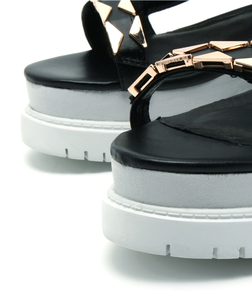 ROSE BUD（ローズバッド）の「(JEFFREY CAMPBELL FOR ROSE BUD)HA:F1416 FLAT CALF LTH SANDAL W/GOLD CHAIN（サンダル・レディース・ホワイト/ブラック・36/37/39/38）」の8枚目の写真