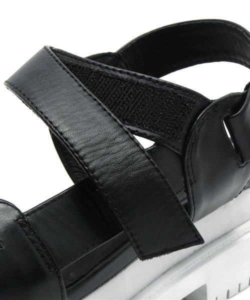 ROSE BUD（ローズバッド）の「(JEFFREY CAMPBELL FOR ROSE BUD)HA:F1416 FLAT CALF LTH SANDAL W/GOLD CHAIN（サンダル・レディース・ホワイト/ブラック・36/37/39/38）」の7枚目の写真