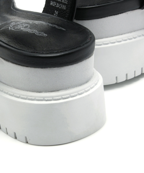 ROSE BUD（ローズバッド）の「(JEFFREY CAMPBELL FOR ROSE BUD)HA:F1416 FLAT CALF LTH SANDAL W/GOLD CHAIN（サンダル・レディース・ホワイト/ブラック・36/37/39/38）」の6枚目の写真