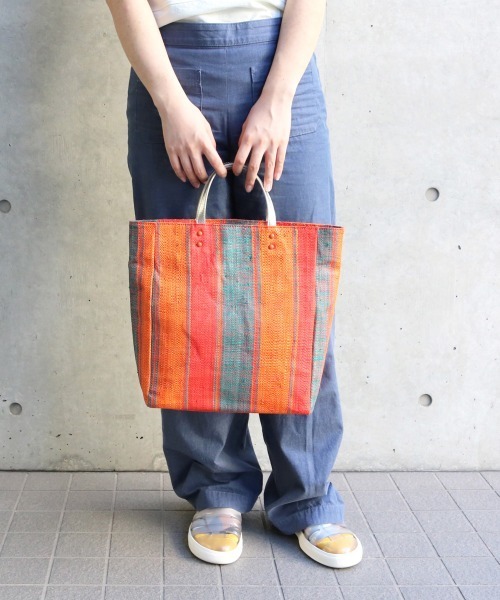 ACCOMMODE(アコモデ)の「マダガスカルラフィアトート(トートバッグ・レディース・ライトブルー/イエロー/オレンジ/キャメル・FREE)」の6枚目の写真