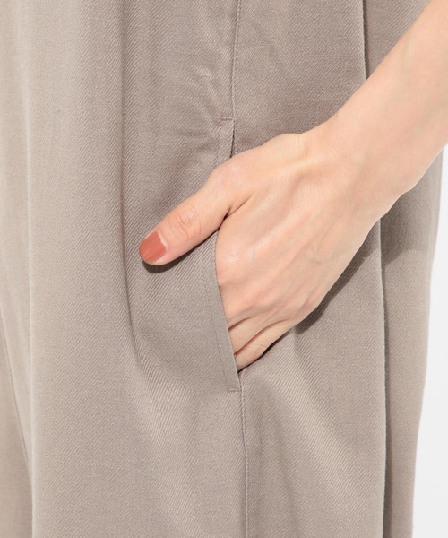 LAKOLE（ラコレ）の「バックコンシャスサロペット / LAKOLE（サロペット/オーバーオール・レディース・ブラック/アイボリー/サンドベージュ・SMALL/MEDIUM）」の6枚目の写真