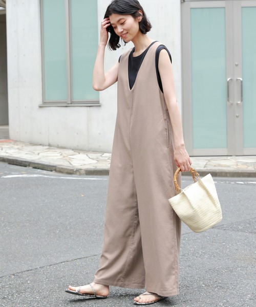 LAKOLE（ラコレ）の「バックコンシャスサロペット / LAKOLE（サロペット/オーバーオール・レディース・ブラック/アイボリー/サンドベージュ・SMALL/MEDIUM）」の16枚目の写真