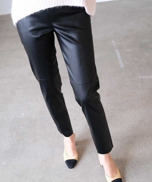 AKTE（アクテ）の「フェイクレザースリムパンツ（その他パンツ