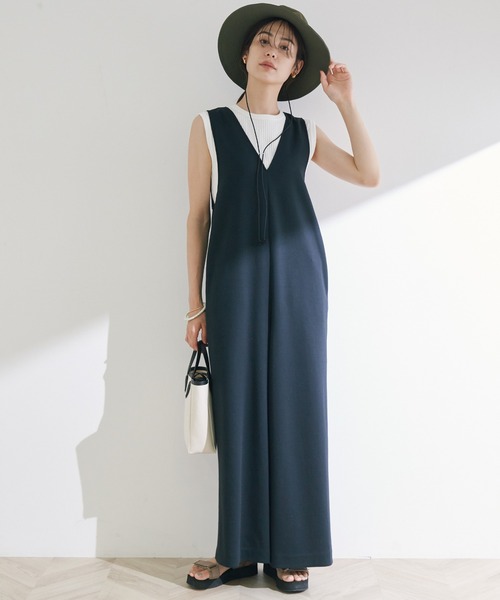 ROPE'（ロペ）の「【洗える】タイトダンボールVネックオールインワン（サロペット/オーバーオール・レディース・ベージュ/ブラック・38）」の2枚目の写真