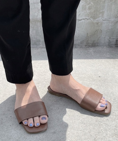 shopnikoniko（ショップニコニコ）の「スクエアフラットスライドサンダル（サンダル・レディース・ブラック/ベージュ/ブルー/ブラウン/オレンジ/オフホワイト・LL/S/M/L/XL）」の4枚目の写真