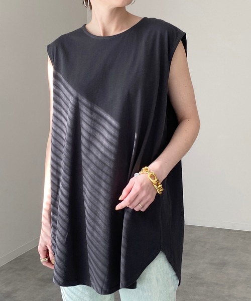She's Closet(シーズクローゼット)の「ラウンドヘムサイドスリットフレンチスリーブtシャツ(Tシャツ/カットソー・レディース・ホワイト/ブラック/モカ/グレイッシュベージュ/チャコール・FREE)」の3枚目の写真