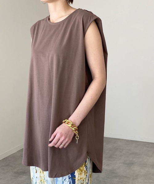 She's Closet(シーズクローゼット)の「ラウンドヘムサイドスリットフレンチスリーブtシャツ(Tシャツ/カットソー・レディース・ホワイト/ブラック/モカ/グレイッシュベージュ/チャコール・FREE)」の4枚目の写真