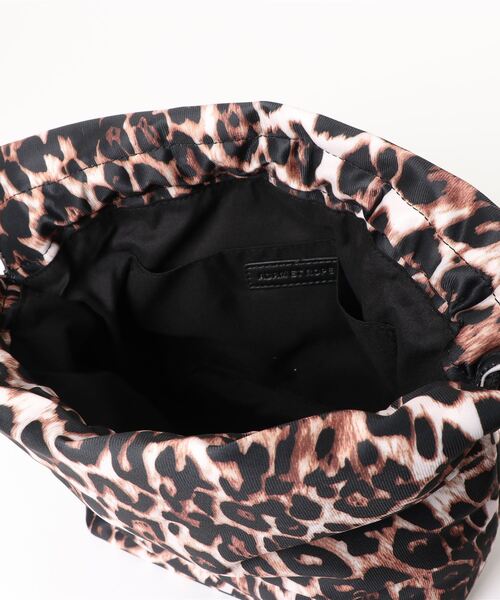 ADAM ET ROPE'（アダムエロペ）の「マシュマロ巾着バッグ（ショルダーバッグ・レディース・ブラウン系その他2/イエロー/ブルー系その他4・FREE）」の6枚目の写真