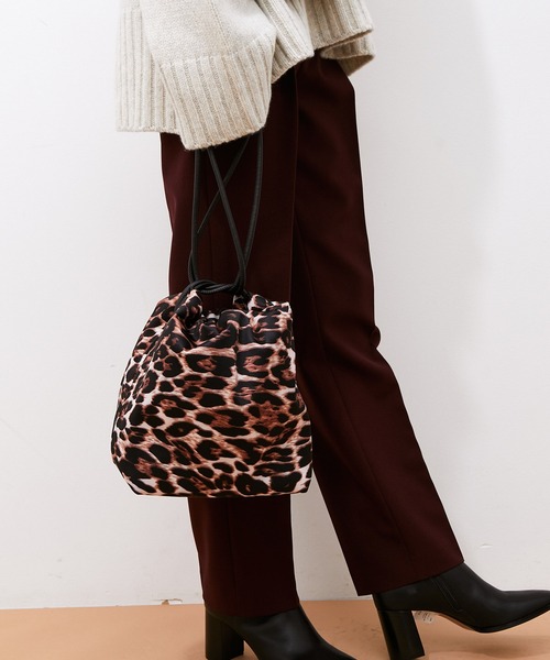 ADAM ET ROPE'（アダムエロペ）の「マシュマロ巾着バッグ（ショルダーバッグ・レディース・ブラウン系その他2/イエロー/ブルー系その他4・FREE）」の11枚目の写真