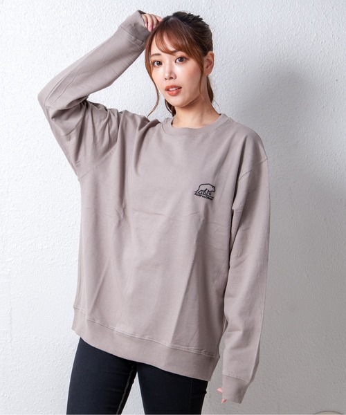 GGD（ジージーディー）の「ゆるシルエットスモーキーカラークルートレーナー　ミニ裏毛　刺繍（スウェット・レディース・ブラック/ブラウン/グレー/ピンク/ブルー/ブラック系その他/グレー系その他/ブラウン系その他/ブルー系その他/ピンク系その他・LL/M/L）」の4枚目の写真