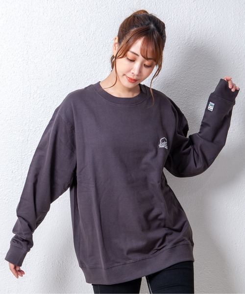 GGD（ジージーディー）の「ゆるシルエットスモーキーカラークルートレーナー　ミニ裏毛　刺繍（スウェット・レディース・ブラック/ブラウン/グレー/ピンク/ブルー/ブラック系その他/グレー系その他/ブラウン系その他/ブルー系その他/ピンク系その他・LL/M/L）」の2枚目の写真