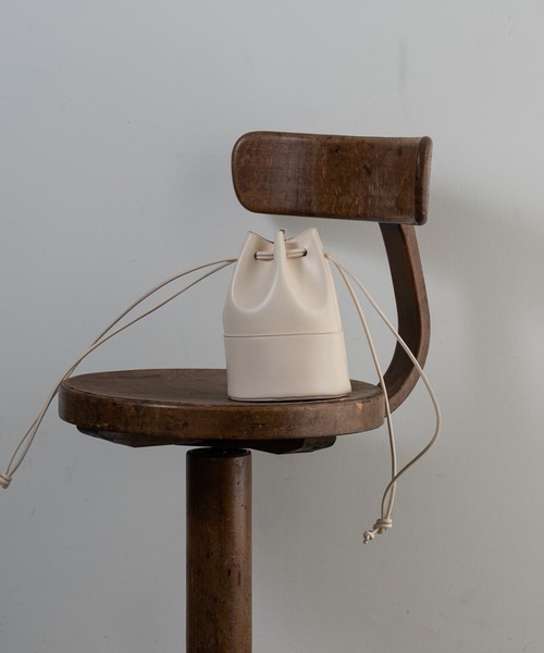 Amiur（エミレ）の「compact leather purse（ショルダーバッグ・レディース・ブラック/アイボリー/ベージュ系・FREE）」の2枚目の写真