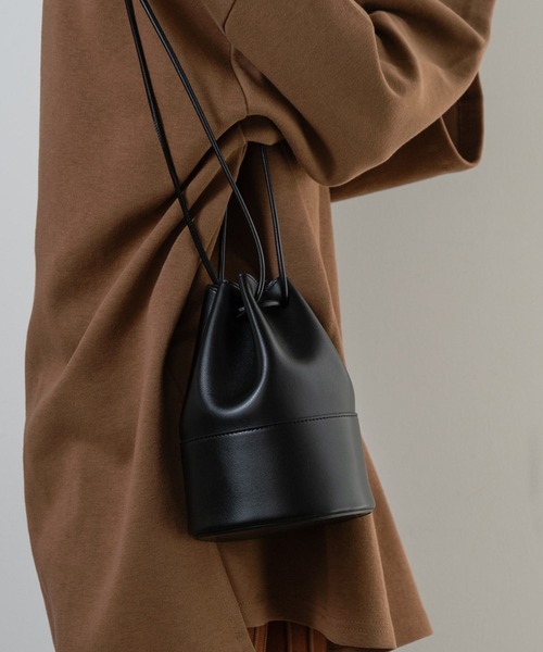 Amiur（エミレ）の「compact leather purse（ショルダーバッグ・レディース・ブラック/アイボリー/ベージュ系・FREE）」の3枚目の写真