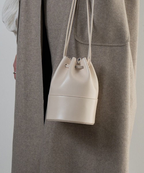 Amiur（エミレ）の「compact leather purse（ショルダーバッグ・レディース・ブラック/アイボリー/ベージュ系・FREE）」の4枚目の写真