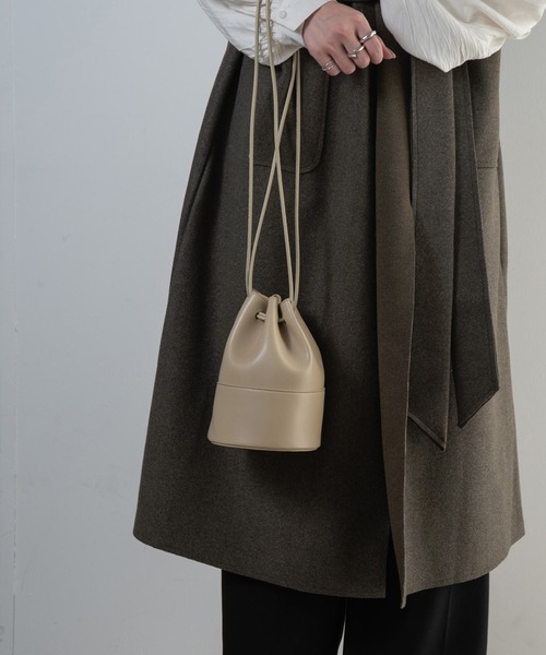 Amiur（エミレ）の「compact leather purse（ショルダーバッグ・レディース・ブラック/アイボリー/ベージュ系・FREE）」の7枚目の写真