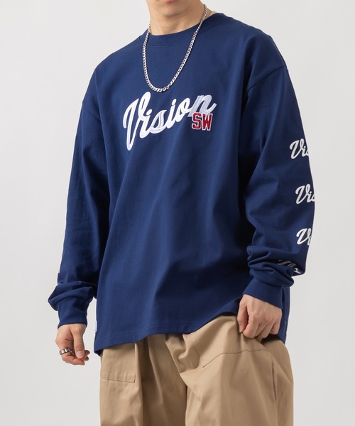 VISION STREET WEAR(ヴィジョンストリートウェア)の「【VISION STREET WEAR/ヴィジョンストリートウェア】アームプリントカレッジロゴ刺繍ロンT/ビッグシルエット(Tシャツ/カットソー・メンズ・ホワイト/アッシュグレー/ネイビー/グリーン・M/L/XL)」の4枚目の写真