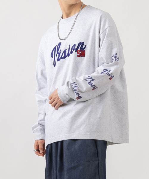 VISION STREET WEAR(ヴィジョンストリートウェア)の「【VISION STREET WEAR/ヴィジョンストリートウェア】アームプリントカレッジロゴ刺繍ロンT/ビッグシルエット(Tシャツ/カットソー・メンズ・ホワイト/アッシュグレー/ネイビー/グリーン・M/L/XL)」の1枚目の写真