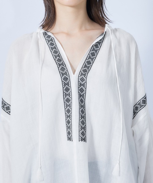 ROPE'（ロペ）の「【秋にも使える】ラミー刺繍カフタンチュニックブラウス（シャツ/ブラウス・レディース・ホワイト/ブラック・38）」の11枚目の写真