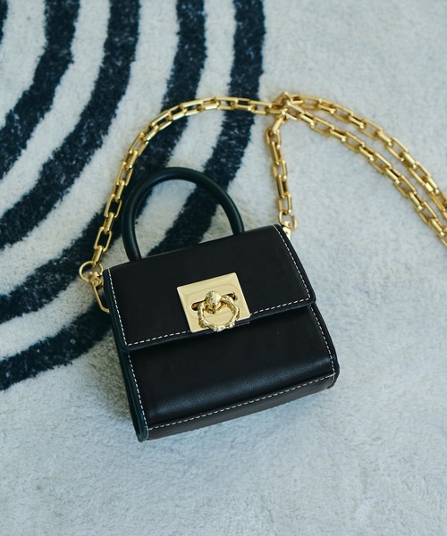 ADAM ET ROPE'(アダムエロペ)の「【2WAY】アクセサリーチェーンMINIバッグ(ショルダーバッグ・レディース・ブラック/オレンジ/キャメル・FREE)」の2枚目の写真