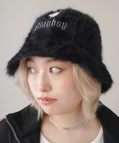 boohoo(ブーフー) フェイクファー バケットハット 関税送料込 PLAYBOY（プレイボーイ）の「【PLAYBOY/プレイボーイ】ロゴ刺繍