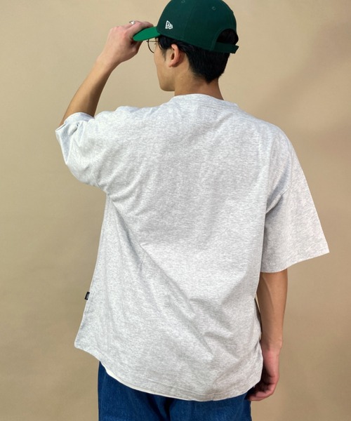 VANS（バンズ）の「【ムラサキスポーツ別注】VANS/バンズ カレッジロゴT ロゴプリント/ルーズシルエット アメカジ風 クルーネックTシャツ/M VANS Logo Big TEE/123R1010623（Tシャツ/カットソー・メンズ・グレー/ネイビー/ホワイト・L/XL/M）」の12枚目の写真