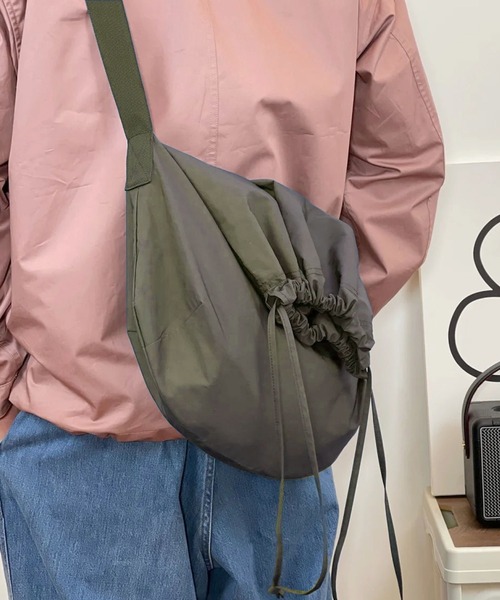 florist（フローリスト）の「【2WAY】ユニセックス ドローストリングショルダーバッグ/トートバッグ（ショルダーバッグ・レディース・ブラック/オフホワイト/ブラウン/グリーン・FREE）」の4枚目の写真