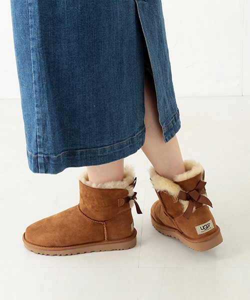 Ray BEAMS（レイビームス）の「UGG Australia / ミニ　"BaileyBow" ブーツ（ブーツ・レディース・ブラック/ライトブラウン・6/8/7/5）」の2枚目の写真