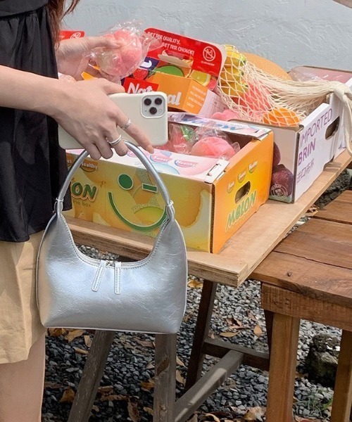 wears(ウェアーズ)の「エナメル ミニワンハンドルバッグ(ハンドバッグ・レディース・シルバー/ホワイト/ブラック・FREE)」の11枚目の写真