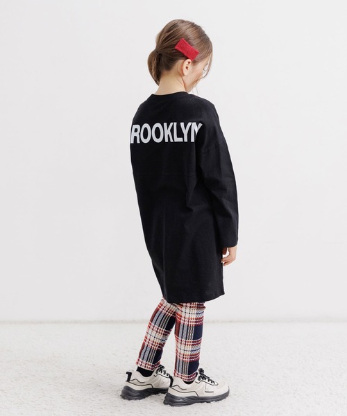 Bee des Bee（ビーデスビー）の「バックロゴワンピース（ワンピース・キッズ・ブルー/ブラウン/ブラック/ラベンダー/ホワイト/ミント/ブラック系その他/パープル系/グレー・110cm/120cm/140cm/150cm/130cm/160cm/100cm）」の2枚目の写真