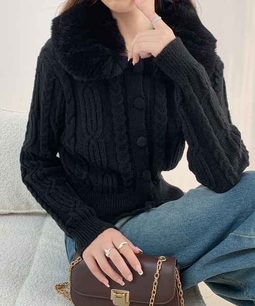 ECLIN（エクラン）の「襟ファー付きショート丈ケーブルニット