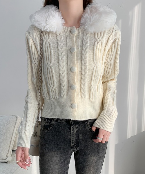 ECLIN（エクラン）の「襟ファー付きショート丈ケーブルニット