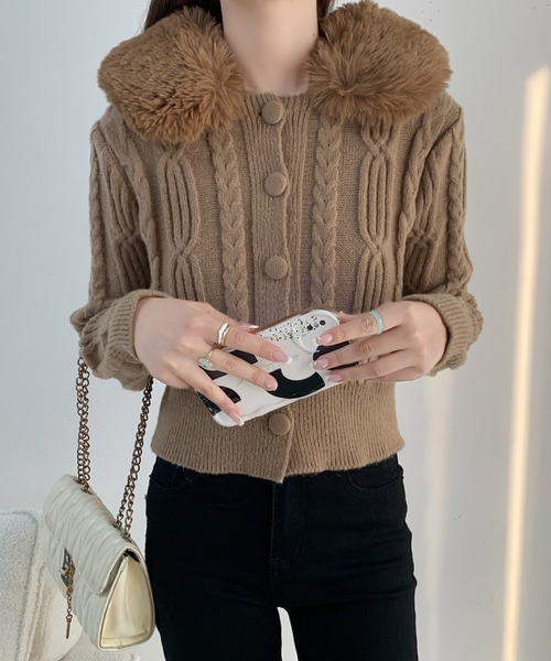 ECLIN（エクラン）の「襟ファー付きショート丈ケーブルニット
