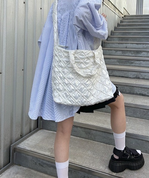 PAGEBOY(ページボーイ)の「パールキルティングバッグ(ショルダーバッグ・レディース・オフホワイト/ブラック/パープル・FREE)」の7枚目の写真