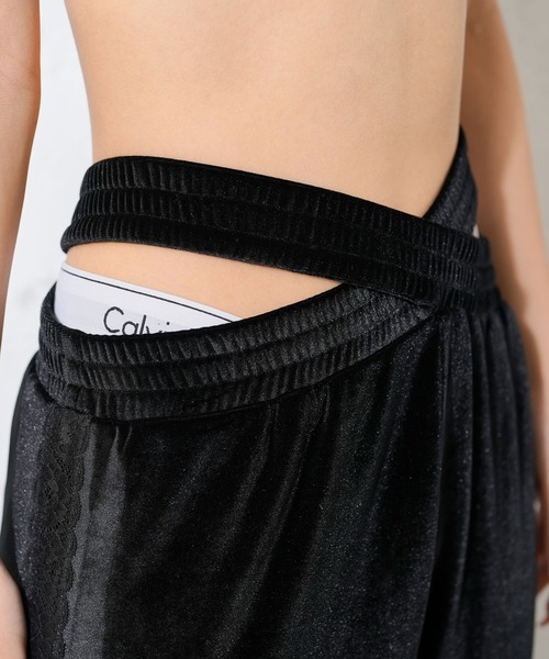 Diable baiser(ディアブルベーゼ)の「ウエストクロスシャーリング細見えベロアパンツ(その他パンツ・レディース・ブラック・M-L)」の4枚目の写真