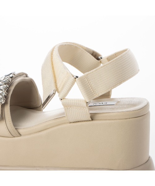 XSからLLまで豊富なサイズ展開【EVOL】厚底バックルサンダル IW5366