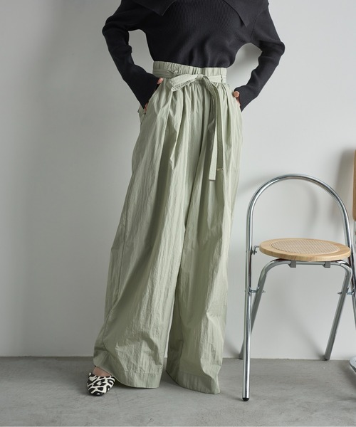 THE YOn(ザヨン)の「シャイニーナイロンタックワイドパンツ(その他パンツ・レディース・ミント/オフホワイト/グレー/オリーブ/ダークグレー/セージグリーン/サーモンピンク・FREE)」の11枚目の写真