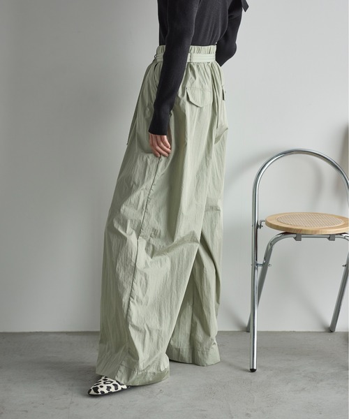 THE YOn(ザヨン)の「シャイニーナイロンタックワイドパンツ(その他パンツ・レディース・ミント/オフホワイト/グレー/オリーブ/ダークグレー/セージグリーン/サーモンピンク・FREE)」の17枚目の写真