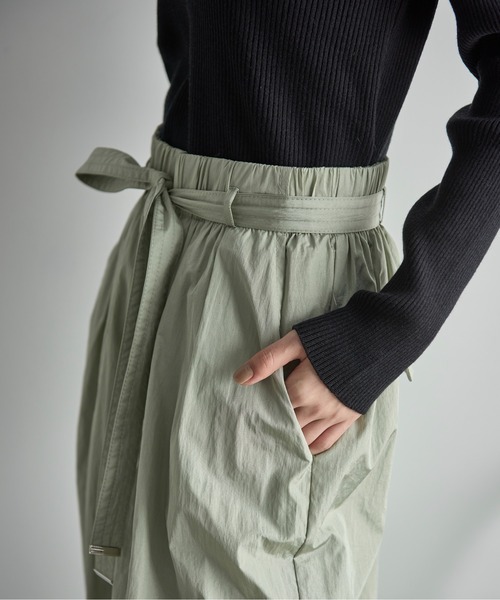 THE YOn(ザヨン)の「シャイニーナイロンタックワイドパンツ(その他パンツ・レディース・ミント/オフホワイト/グレー/オリーブ/ダークグレー/セージグリーン/サーモンピンク・FREE)」の20枚目の写真