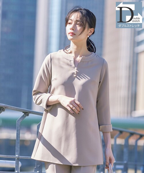 Tiaclasse(ティアクラッセ)の「【ダブルストレッチ】スキッパーパールチュニックブラウス(シャツ/ブラウス・レディース・グレイッシュベージュ/サックスブルー/ブラック/ピンク・M/L/S)」の2枚目の写真