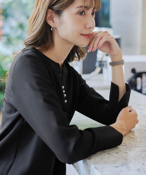 Tiaclasse(ティアクラッセ)の「【ダブルストレッチ】スキッパーパールチュニックブラウス(シャツ/ブラウス・レディース・グレイッシュベージュ/サックスブルー/ブラック/ピンク・M/L/S)」の7枚目の写真