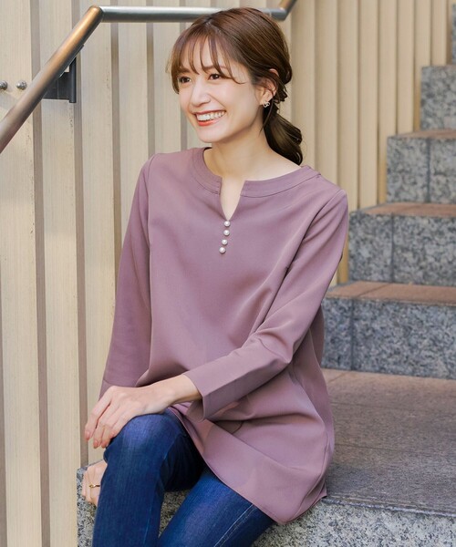 Tiaclasse(ティアクラッセ)の「【ダブルストレッチ】スキッパーパールチュニックブラウス(シャツ/ブラウス・レディース・グレイッシュベージュ/サックスブルー/ブラック/ピンク・M/L/S)」の10枚目の写真