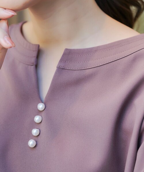 Tiaclasse(ティアクラッセ)の「【ダブルストレッチ】スキッパーパールチュニックブラウス(シャツ/ブラウス・レディース・グレイッシュベージュ/サックスブルー/ブラック/ピンク・M/L/S)」の12枚目の写真